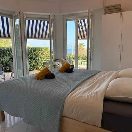 Large Luxury With Garden View Over The Ocean אנטיב