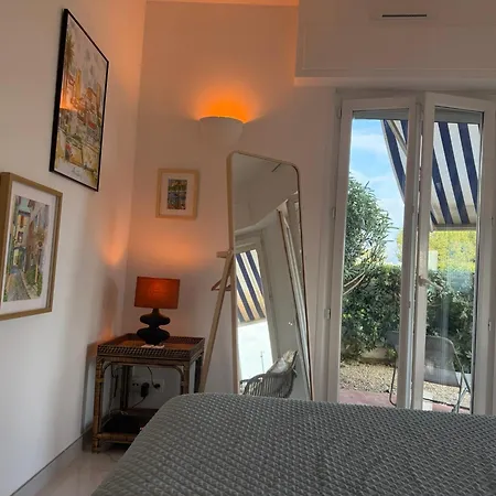 Large Luxury With Garden View Over The Ocean Antibes