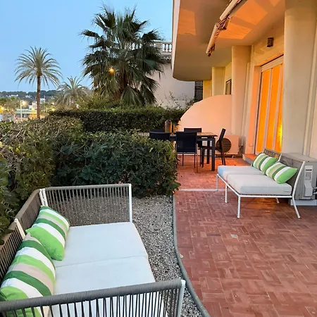 Апартаменты Large Luxury With Garden View Over The Ocean Антиб