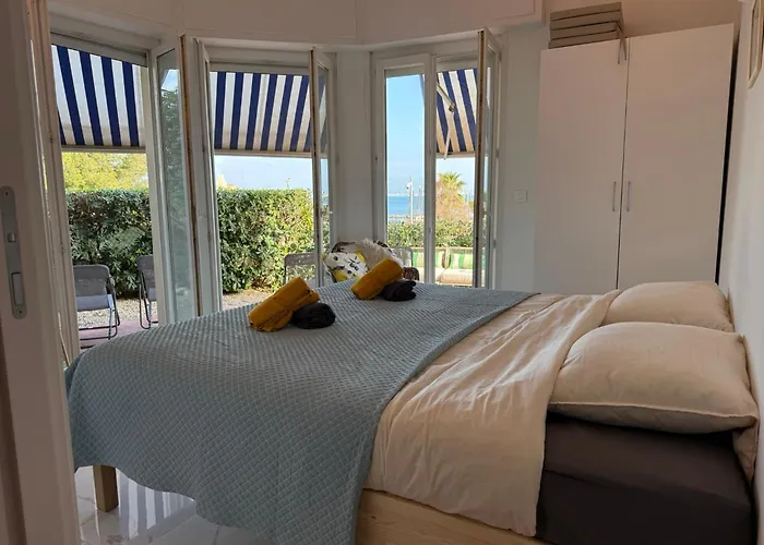 Large Luxury With Garden View Over The Ocean Antibes