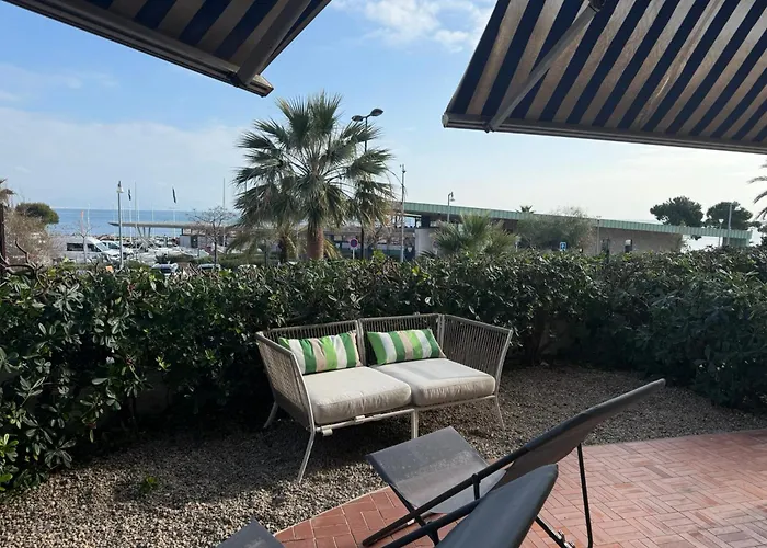 Large Luxury With Garden View Over The Ocean Antibes