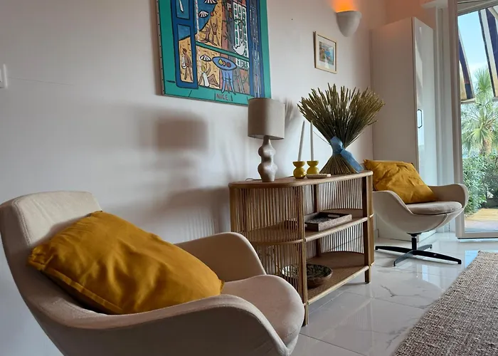 Large Luxury With Garden View Over The Ocean Appartement Antibes