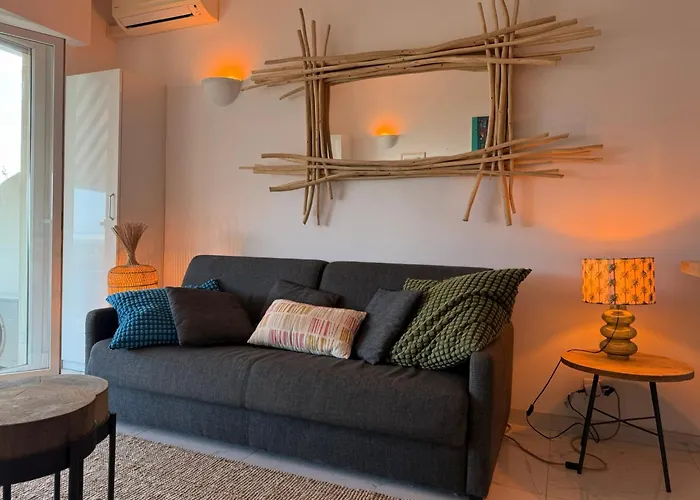 Large Luxury With Garden View Over The Ocean Antibes