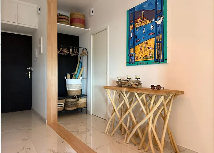 Large Luxury With Garden View Over The Ocean Antibes