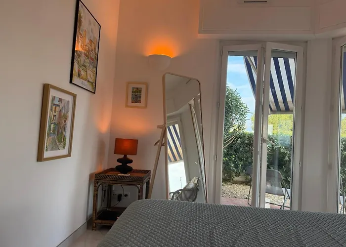 Large Luxury With Garden View Over The Ocean Antibes